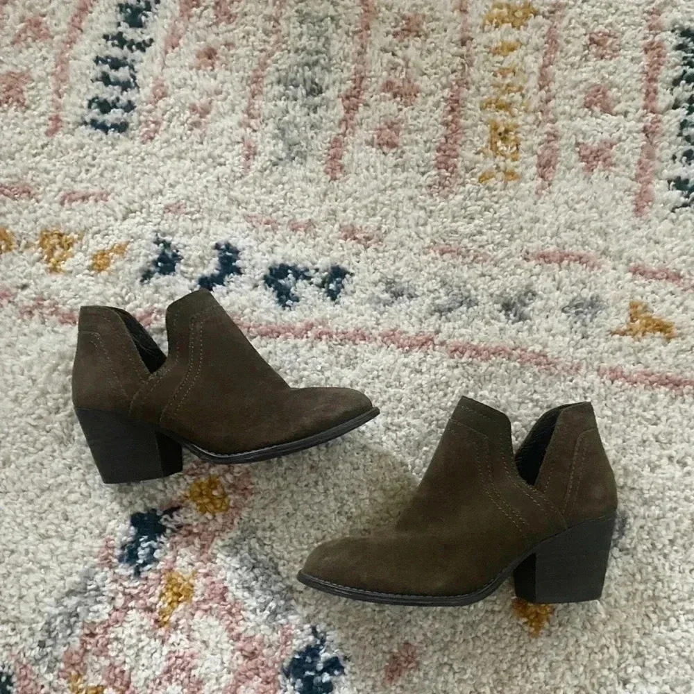 Steve Madden Aliee green‎ suede booties